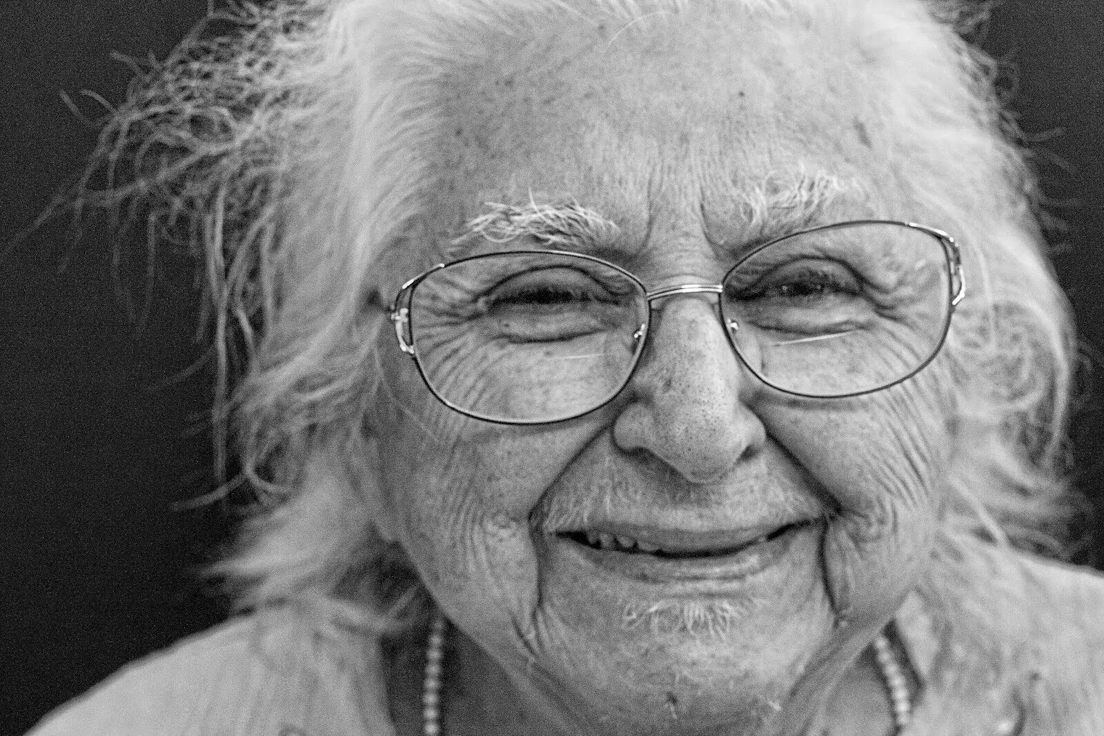 Старые тетки рассказ. Пожилая женщина. Морщинистая бабушка. Морщинистая женщина. Красивая старость.