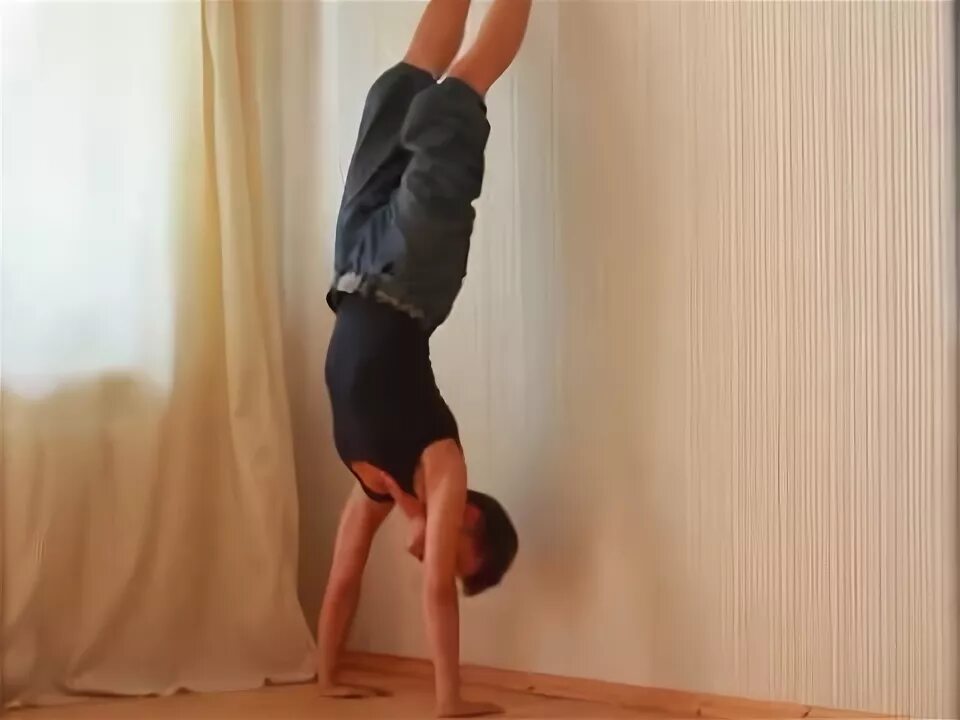 Планш горизонт. Становиться на руки видео. Вариации стойки на руках. Планш отжимания. Стоят на руках возле стены.