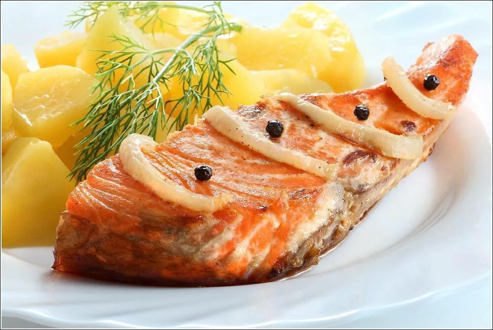 Красная рыба запеченная в духовке с картошкой. Семга с картофелем. стейк лосося с картофелем. красная рыба с картошкой. семга запеченная с картофелем.