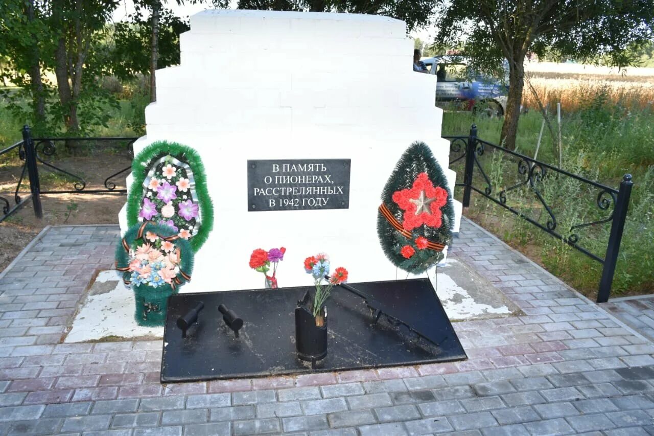 муся пинкензон пионер герой. расстрелянные пионеры. памятник девицким орлятам. расстрелянные пионеры. расстрелянные пионеры.