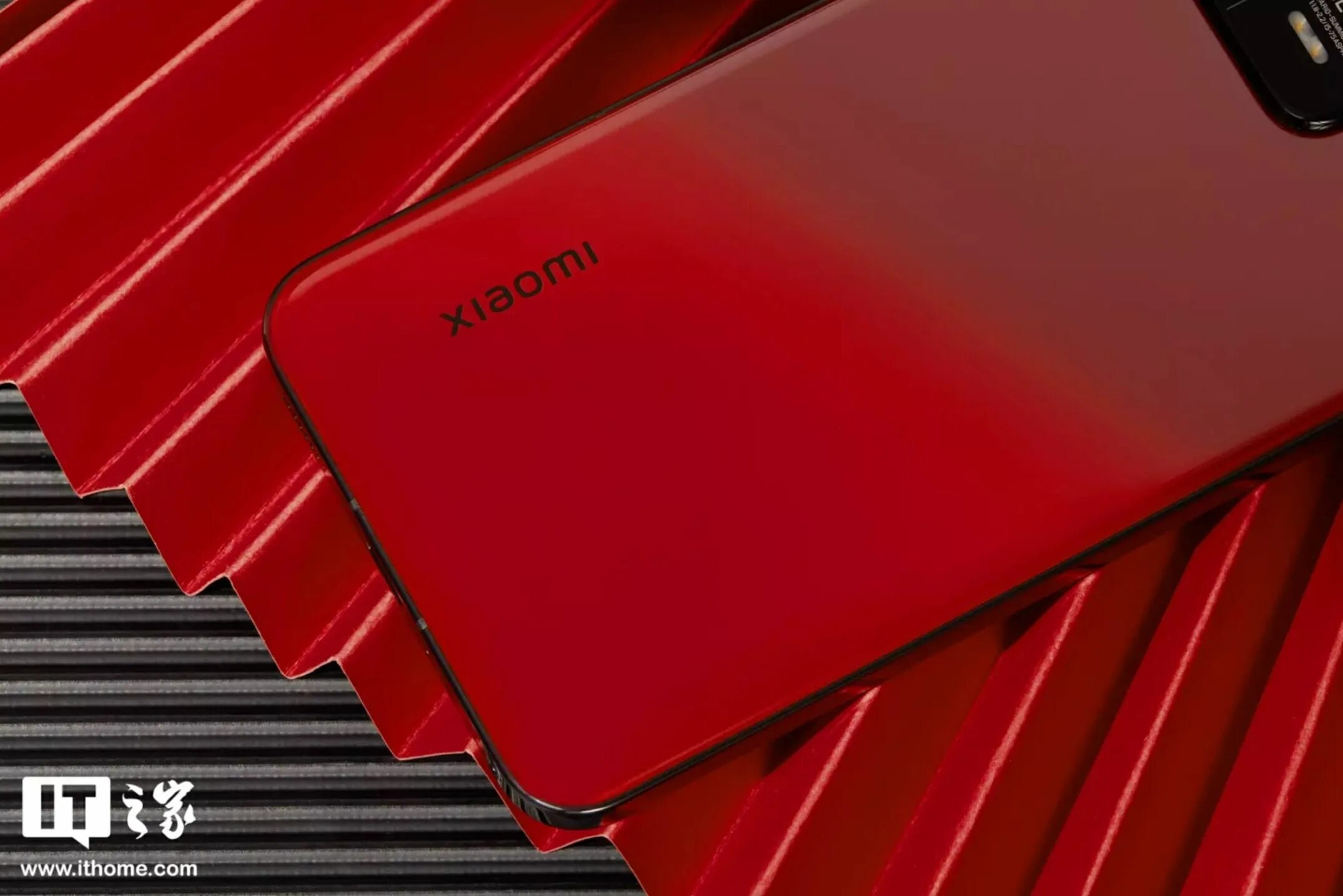 Xiaomi 13 Red. Xiaomi 13 красный. Цвет Xiaomi 13 красный. Красный Xiaomi планшет. Ксиаоми 13 512