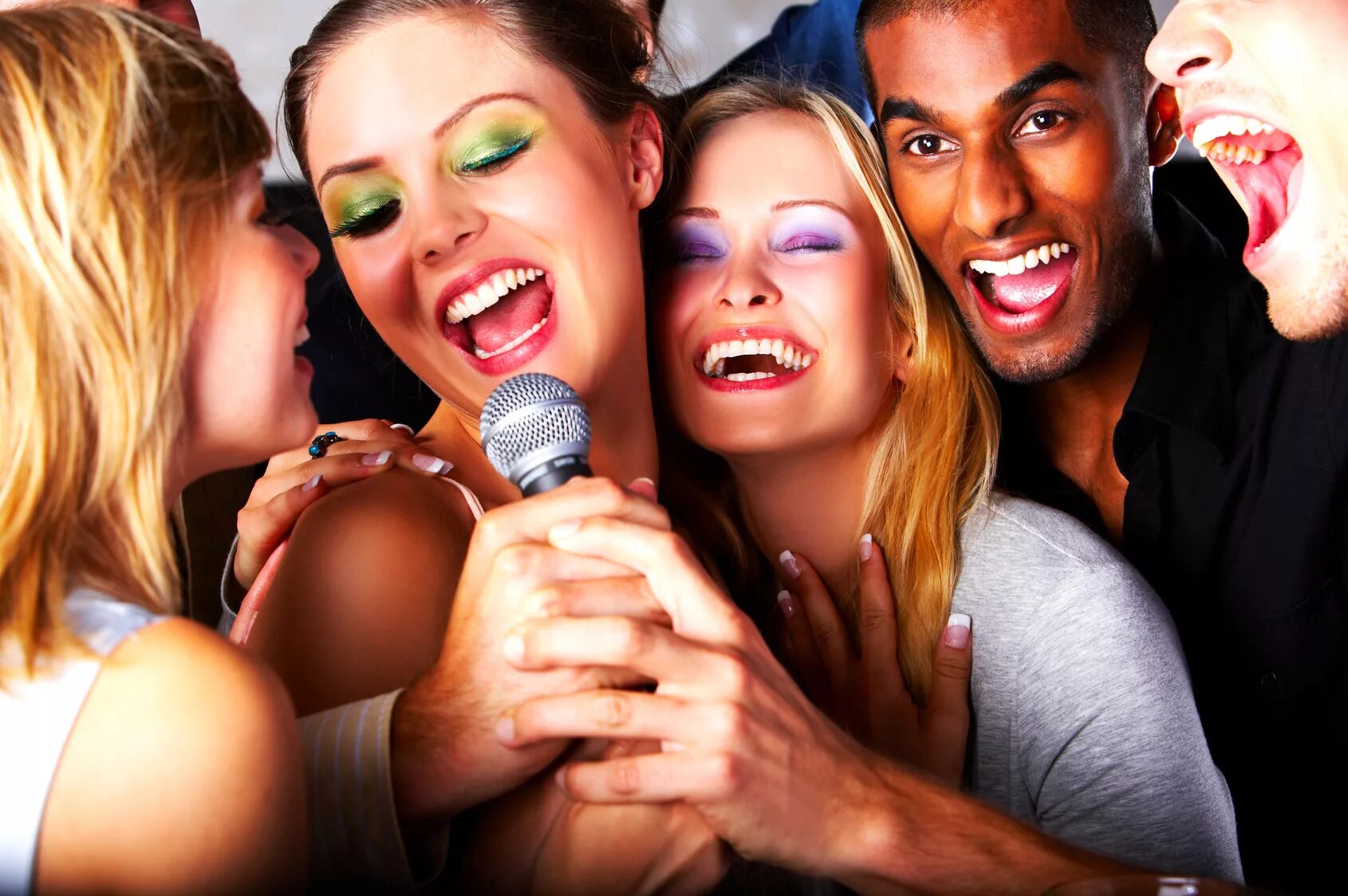 Karaoke com. Человек поет. Много людей поют. Пение в компании. Люди поют в караоке.