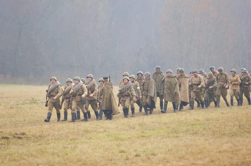 Часть войск идущая впереди. Солдат в поле. Отряд военных идут. Солдат идет по полю. Военные идут по полю.