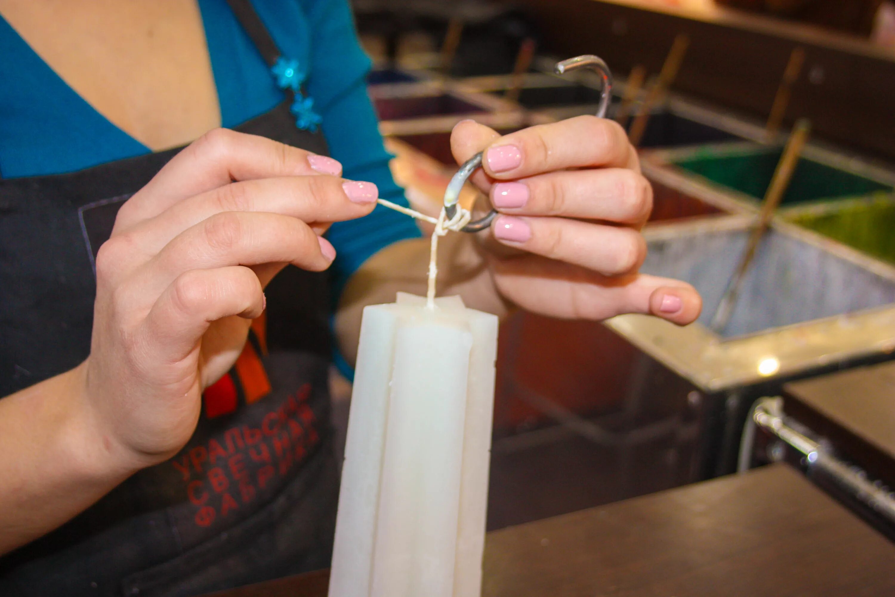 Что используют при изготовлении свечей 3 класс. Изготовление свечей. Свечи из парафина. Что используют при изготовлении свечей 3 класс. Изготовление свечей.