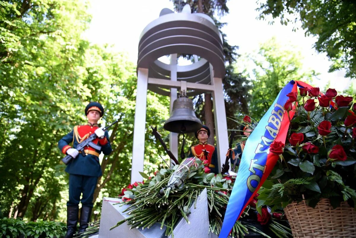 Авиаудар Луганск 2.06.2014. Луганск 2 июня 2014 авиаудар жертвы. Луганская областная администрация бомбардировка. Памятник жертвам авианалета Луганска.