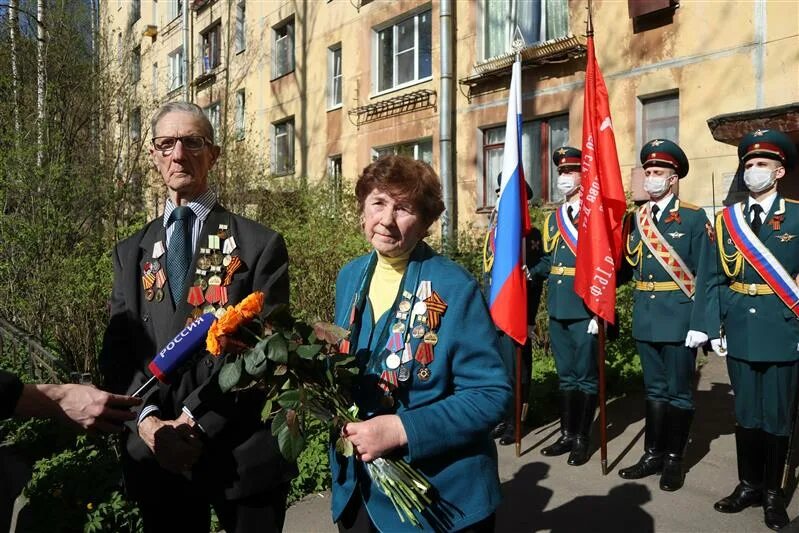 Ветеранов санкт-петербург. Корзина для возложения к памятнику на 9 мая. День победы петербург ветераны. Венок для возложения к памятнику. Ветераны москвы.