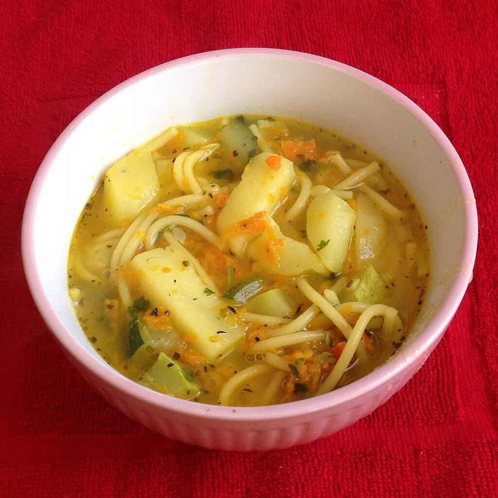 Суп с макаронами и мясом. Макароновый суп. суп с макаронами. суп с макаронами и картошкой. куриный суп с макаронами.