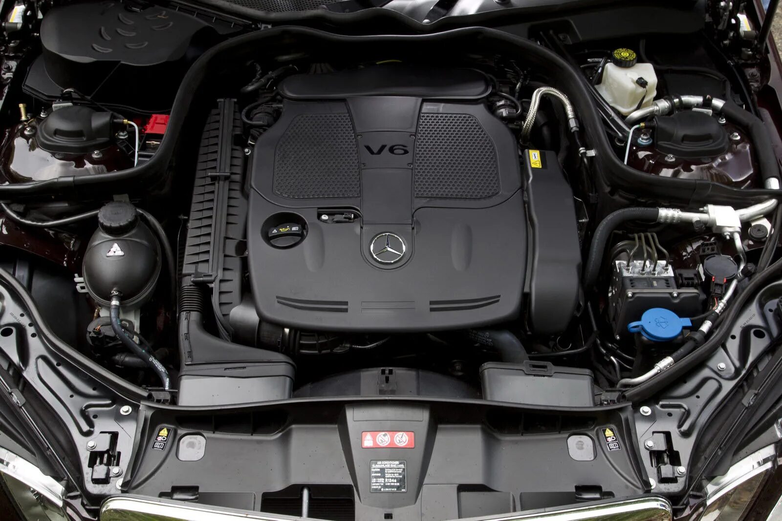 Mercedes e двигатели. Mercedes-Benz e 200 cgi аккумулятор. Mercedes e350 Hybrid Motor. Mercedes e350 2011 двигатель. Мерседес е класс движок 2014.