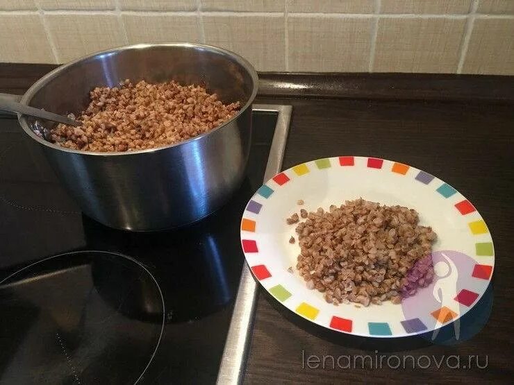 Как выглядит 100 грамм вареной гречки. Гречка отварная 100 грамм. 100 грамм гречки на тарелке. гречка в граммах в тарелке. гречка отварная граммы.