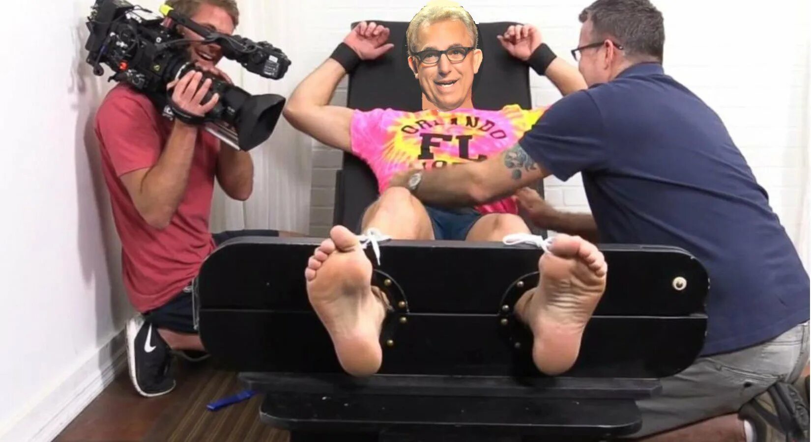 Щекотка девушки. Щекотка женских ступней. Видео где девушку щекотать. Лесли тиклинг. Видео где девушку щекотать.