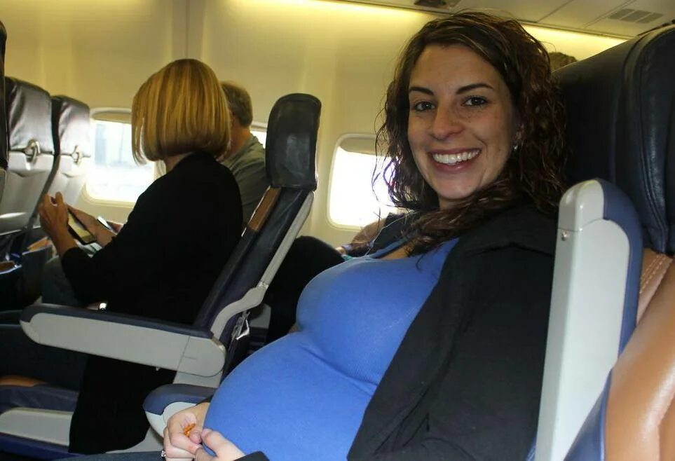 До скольки недель можно летать. Беременные женщины в самолете. Перелет и беременность. Беременные в путешествии.