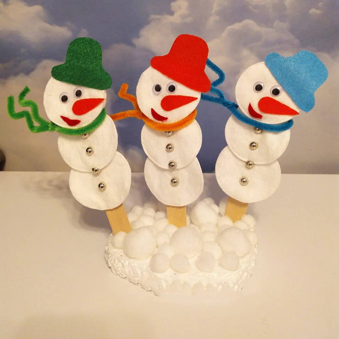 Снеговик поделка в детский сад. Поделка Снеговик. Поделка Снеговик для детского сада. Снег для поделки. Снеговик из ватных дисков.