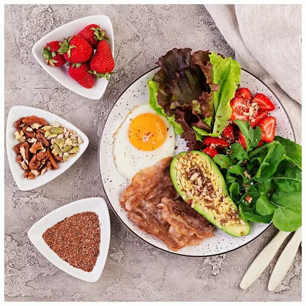 Тарелка с хумусом. Тарелки ресторанные. Красивая еда. Тарелка с салатом. Овощная тарелка с соусом.