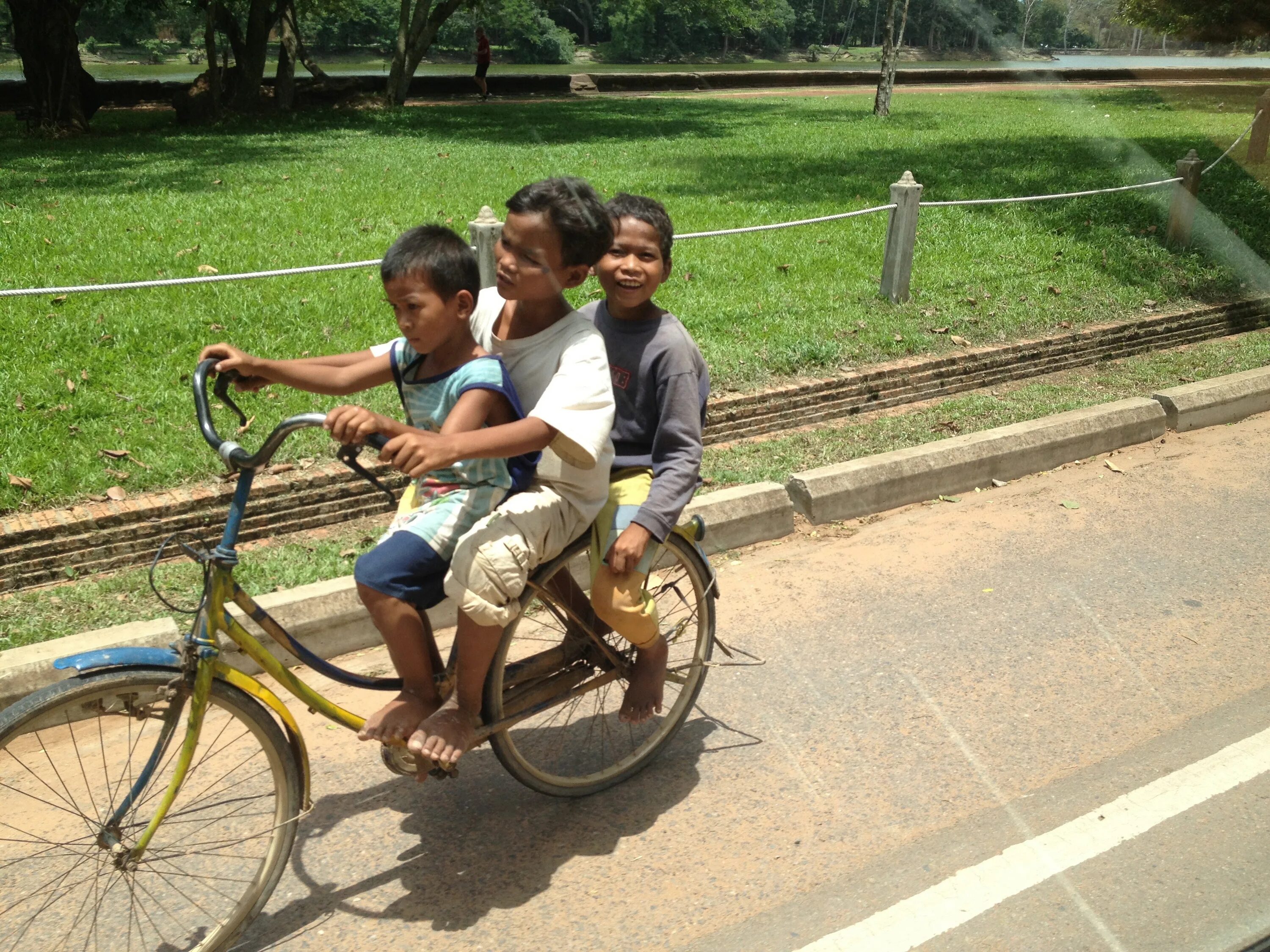 The children are riding bikes. Дети с велосипедом. Мальчик на велосипеде. Грустный велосипед. С ребенком на одном велосипеде.