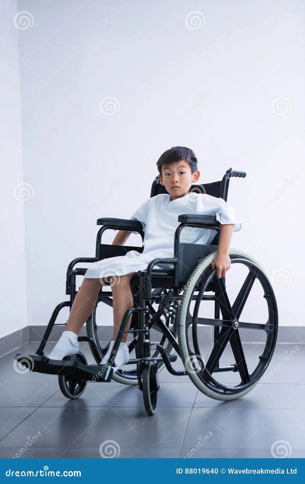 Неработающий инвалид с детства. Ребенок в инвалидной коляске. Мальчик инвалид. Коляска для детей инвалидов. Подросток в инвалидной коляске.