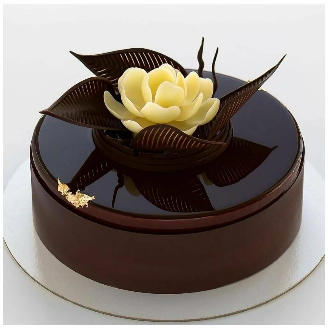 Штуки из шоколада. Торт с шоколадным декором. Украшения из шоколада. Украшения из шоколада для торта. Украшение торта шоколадными цветами.