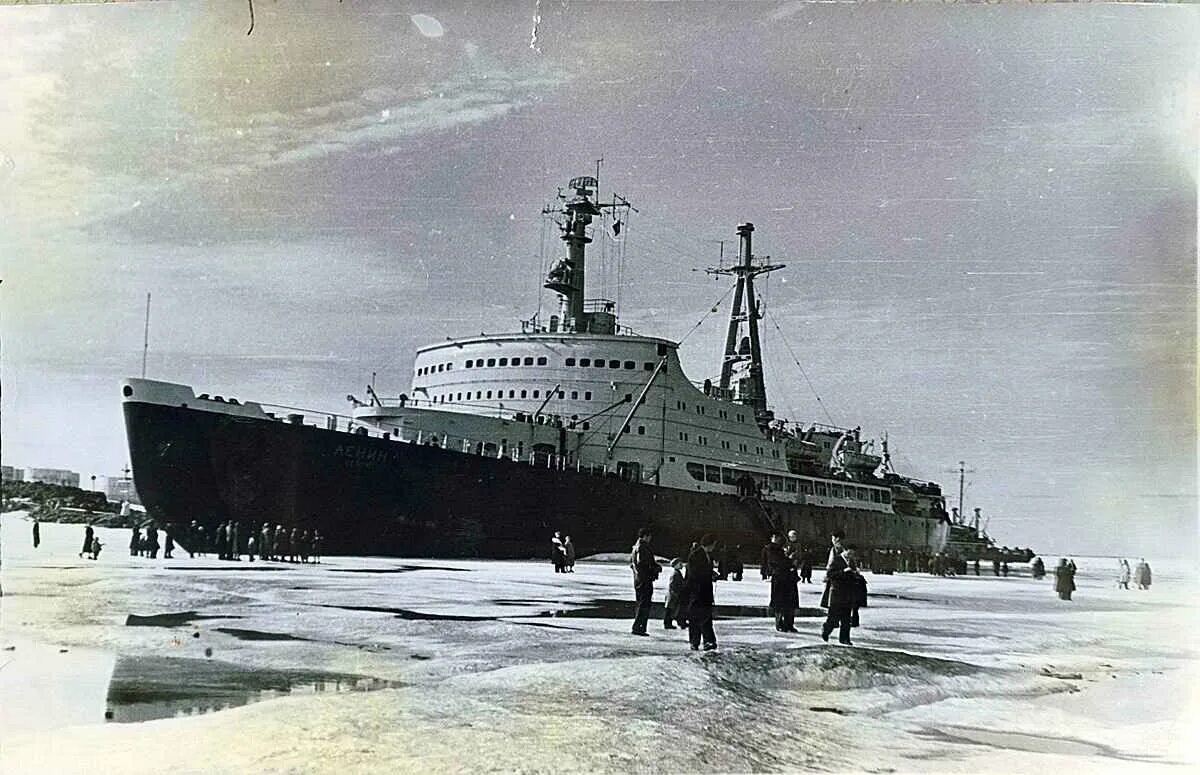 Первые советские атомные ледоколы. Атомоход-ледокол «Ленин» 1959. Первый в мире атомный ледокол Ленин. Атомный ледокол Ленин. Первый атомный ледокол Ленин 1957г.