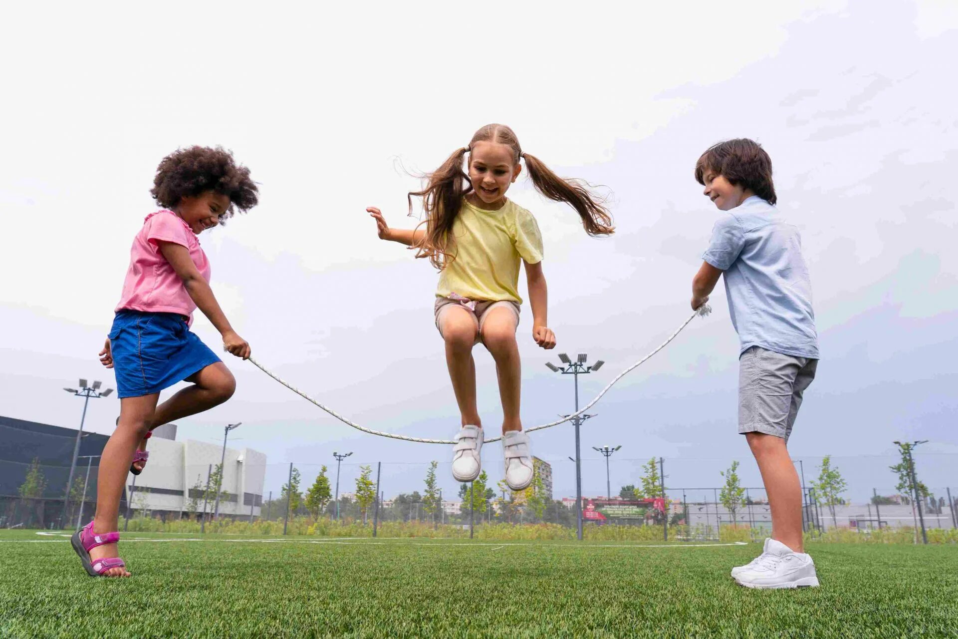 Наблюдать прыгать. Девочка прыгает. Дети прыгают. Дети в прыжке. Спорт дети.
