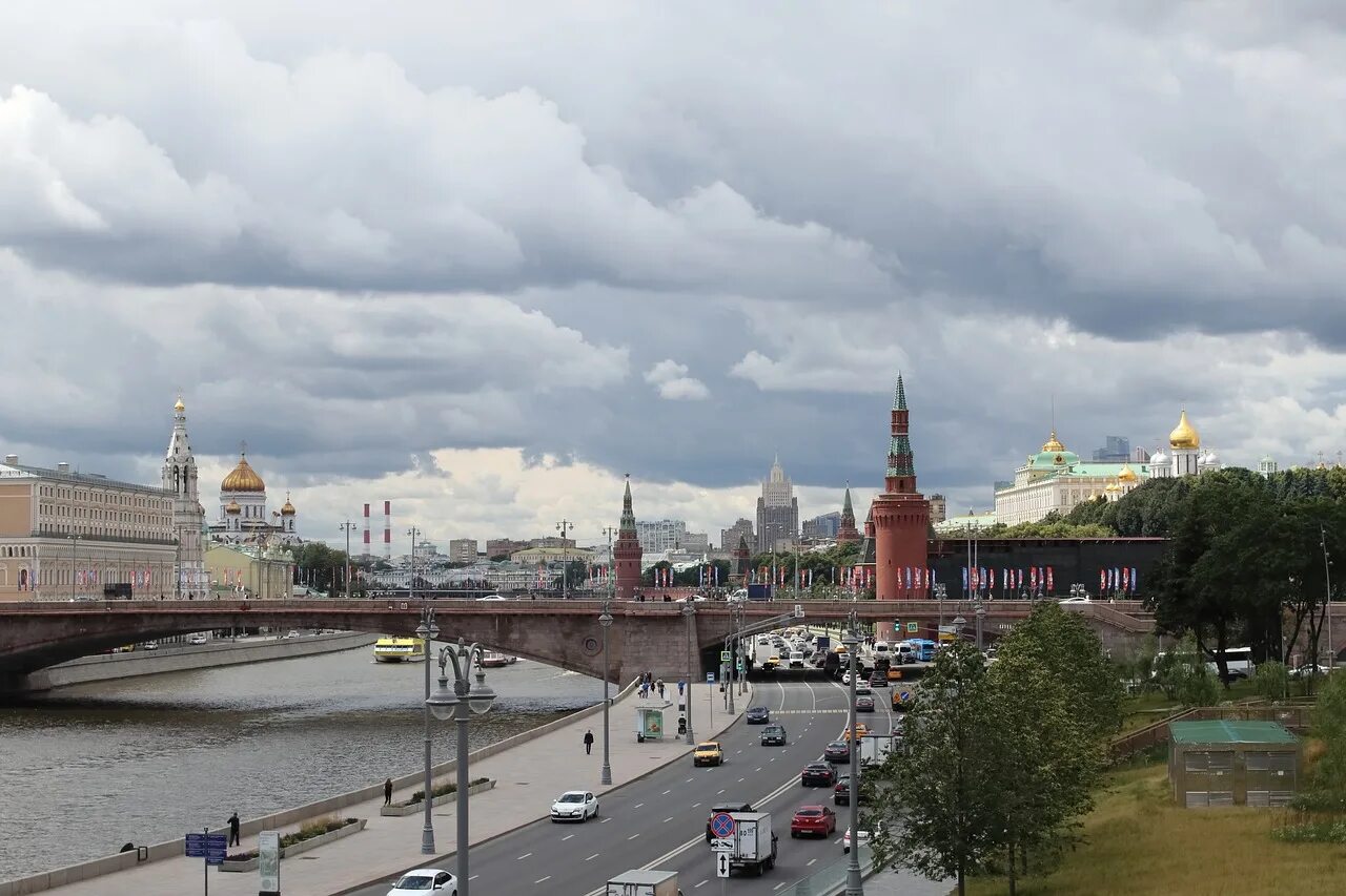 Москва на несколько дней. Москва летом. москва дождь кремль. москва летом фото. жаркое лето в москве кремль.