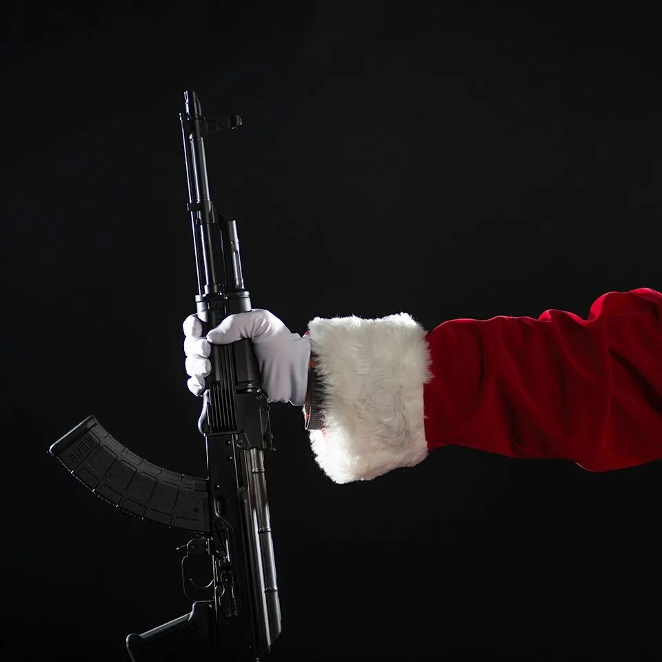 Дед Мороз с оружием. Дед Мороз с ружьем. Дед Мороз с винтовкой. Дед Мороз с автоматом. Дед пришел с пистолетом