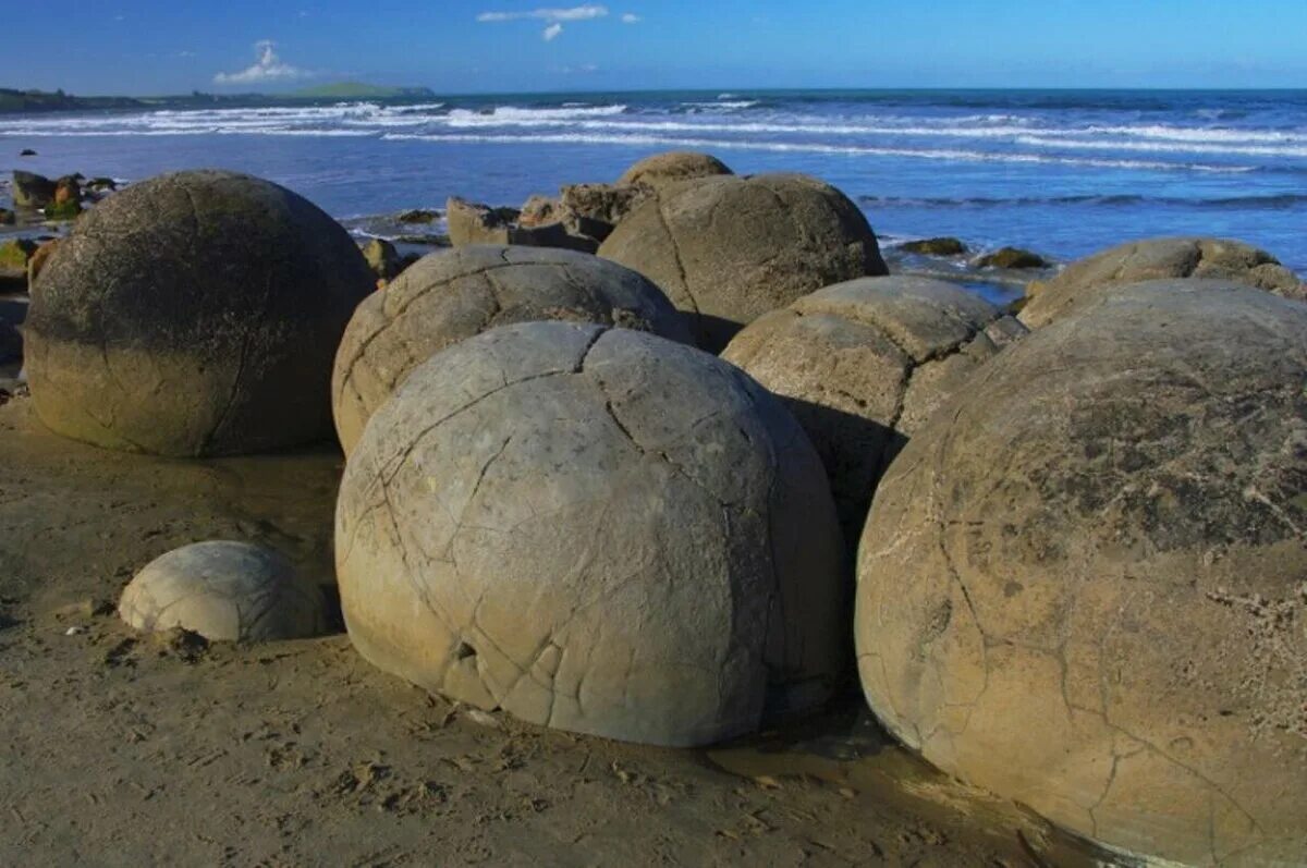 Округлый камень. Остров Чамп каменные шары. Валуны Моераки, новая Зеландия. Каменные шары Коста-Рики Коста-Рика. Сферолиты на о. Чампа.