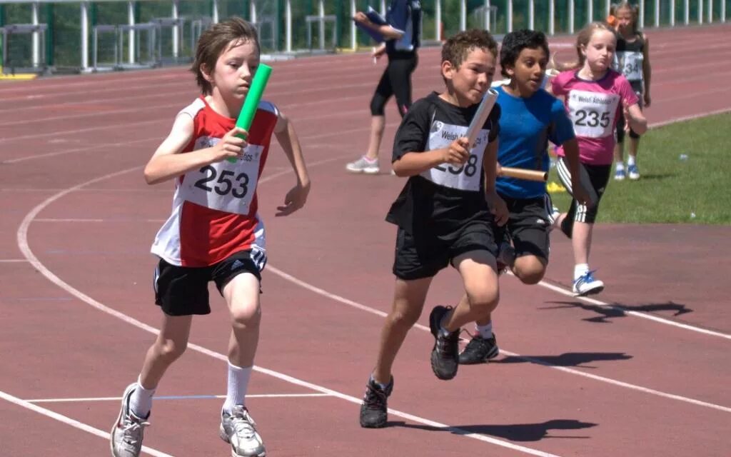Эстафеты для детей. Физическая культура легкая атлетика. Спортивные соревнования в школе. Включи спортивные соревнования. Спортивные соревнования в детском саду.