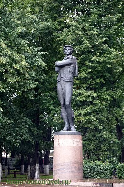 Памятник федору волкову. Памятник Волкову в Ярославле. Памятник Федору Волкову в Ярославле. Театр в Ярославле Федору Григорьевичу Волкову. Памятник Федору Григорьевичу Волкову.