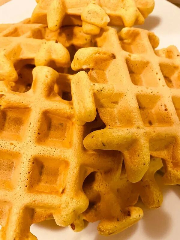 творожные венские вафли пп. сырные вафли в вафельнице. сырные вафли в электровафельнице. венские вафли с творогом в электровафельнице. нутовые вафли.