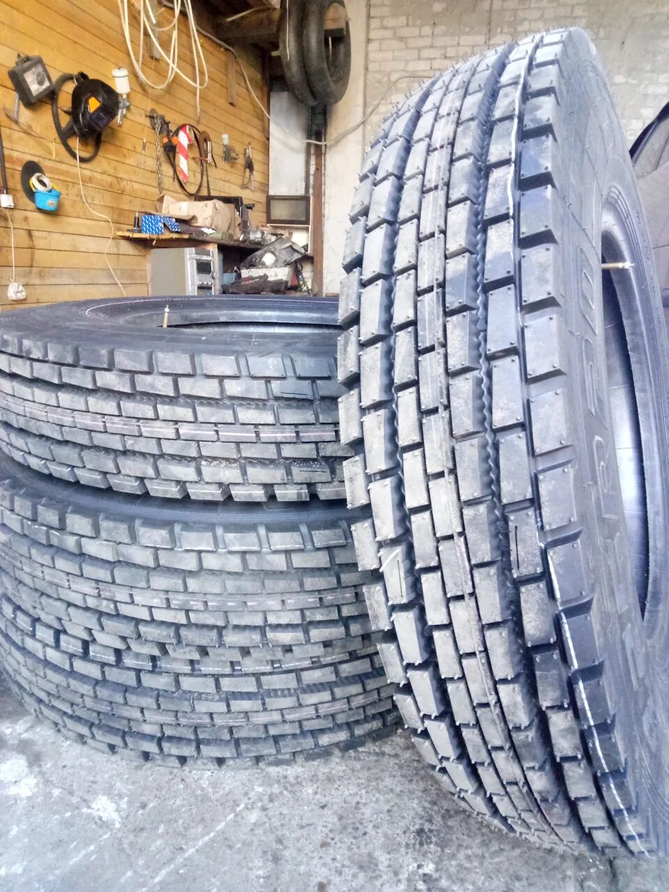 Шины на газон. Шины на газон. Колеса зил 130 на паз. Шины на газон некст 19. Шина газ-53,52.