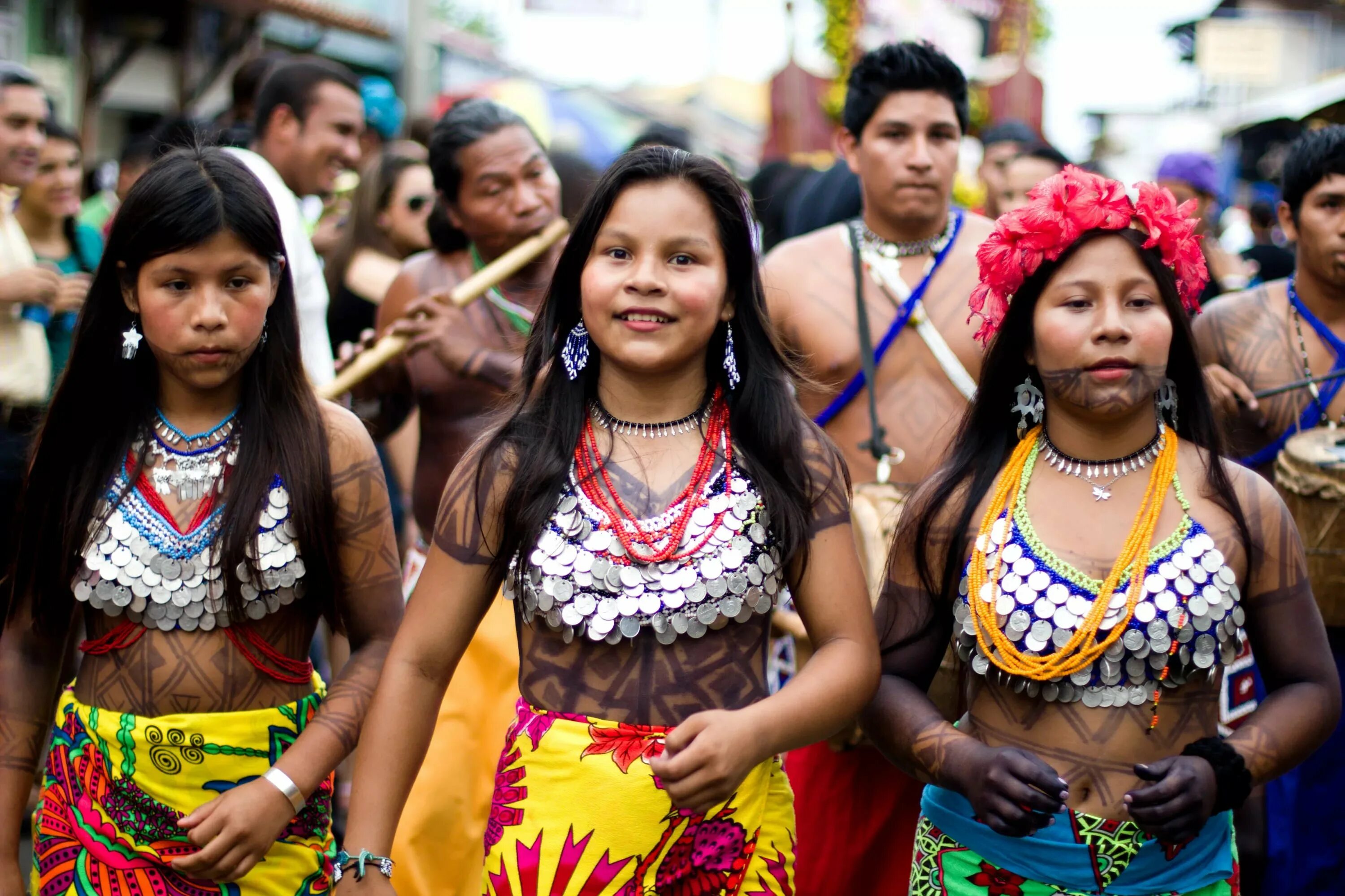 Большая часть населения южной америки говорит на. Араваки индейцы Колумбии. Embera-Wounaan. Племя Embera. Индейцы панамы.