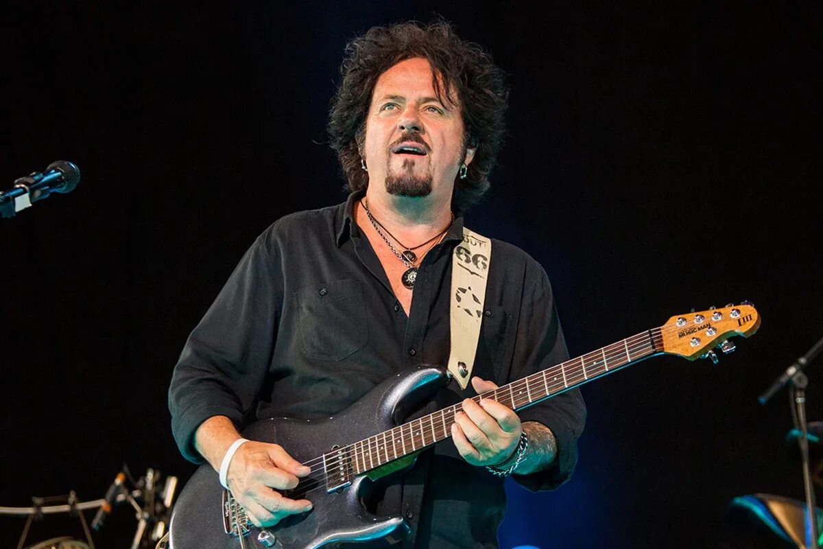 Steve lukather. Steve lukather toto. стив лукатер гитарист. steve lukather 1982.