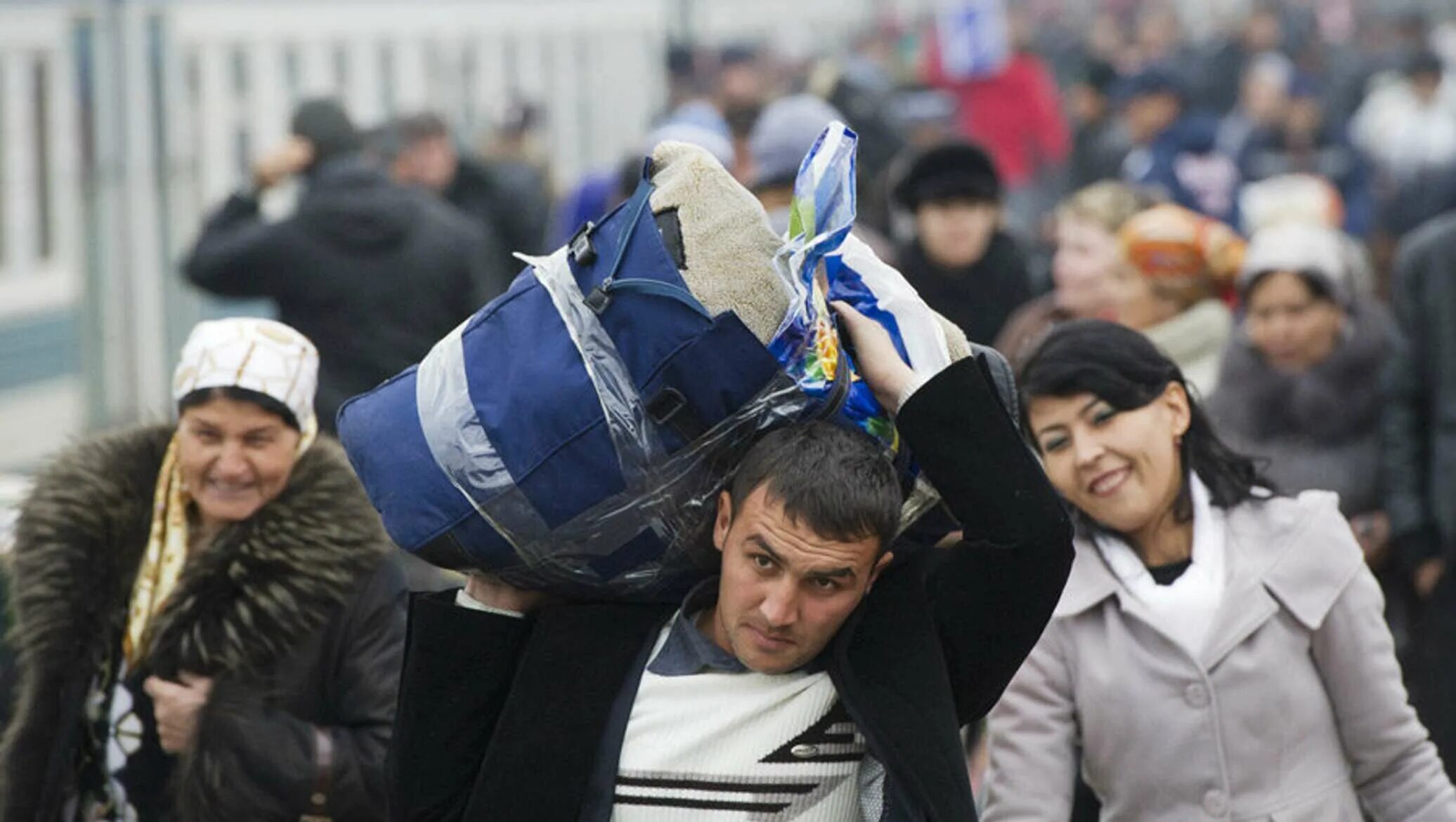 Трудовая миграция кыргызстанцы в Москве. Таджики в России мигранты. Узбекские гастарбайтеры. Узбекские гастарбайтеры в России.