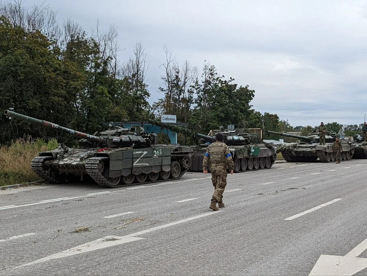 Зачем вывели войска. Т-72б3 на Донбассе. Колонна военной техники. Российская Военная техника. Колонна Российской техники.