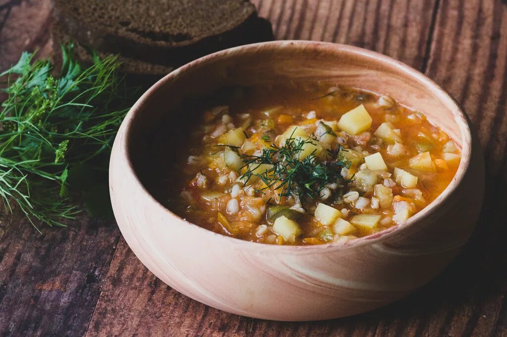 Суп с перловкой и солеными огурцами. Солянка и рассольник. Рассольник с перловкой и солеными огурцами. Суп рассольник Эстетика. Унэгэтэйский рассольник.