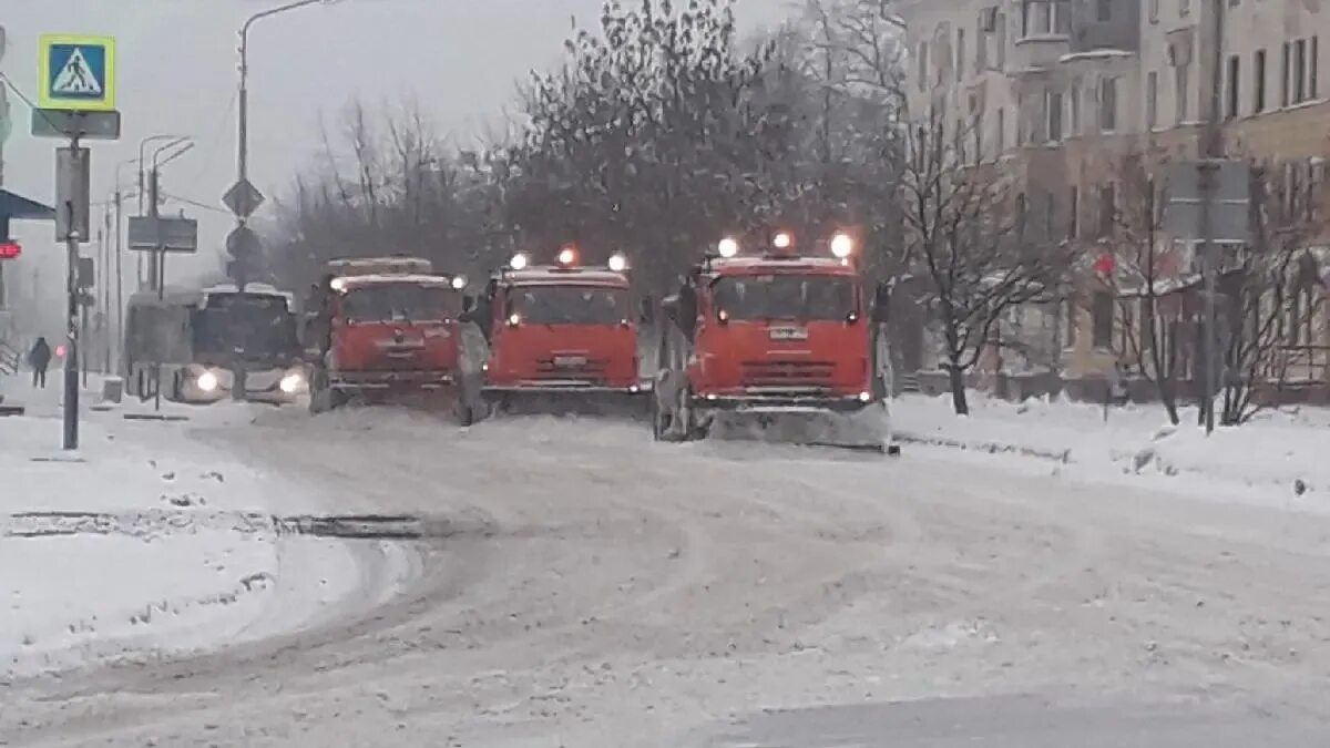 КАМАЗ со снегом. Красная площадь в снегу КАМАЗ. Сколько КАМАЗОВ снега на Курганской Челябинск.