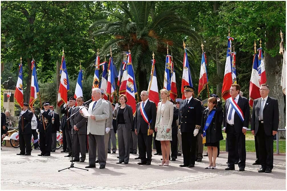 Праздник дня европы. 8 Мая во Франции. Парад во Франции 8 мая. День Победы во Франции 8 мая. Празднование 9 мая во Франции.