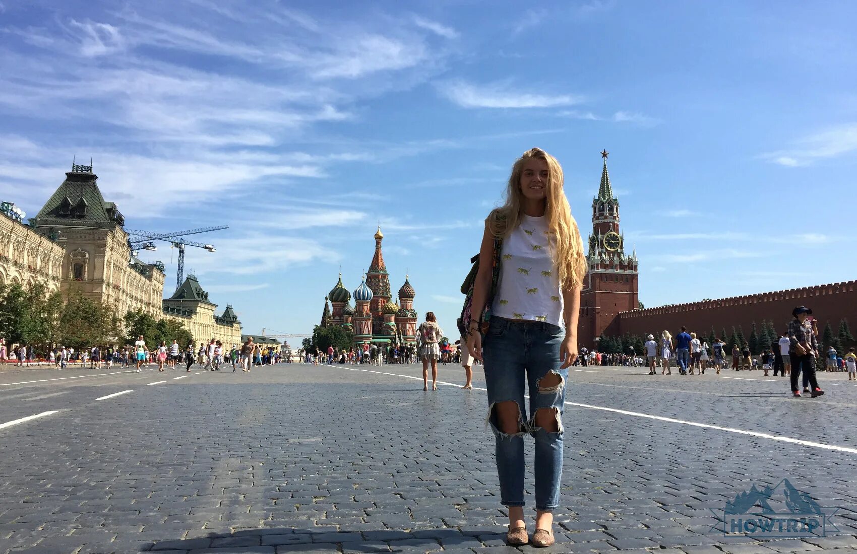 Куда погулять в москве завтра. Блоггеры Москвы. Экскурсовод на красной площади. БЛОГЕРЫНА красной площади. Девушка на красной площади.