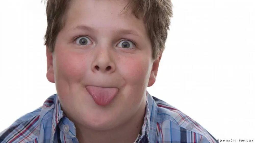 мальчик без языка. пацан показывает язык. изо язык мальчик. мальчик высунул язык. мальчик без языка.