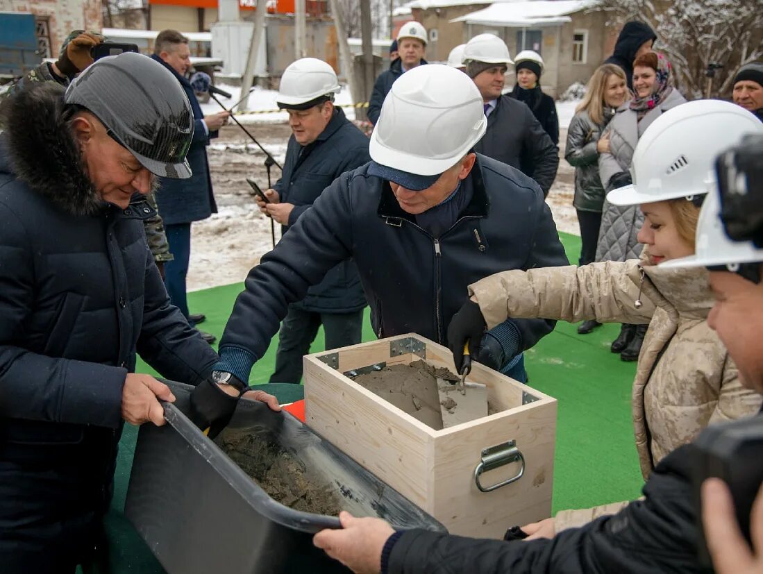 Https kursk kadastrothodov ru. Губернатор Курска 2023. Закладка капсулы поликлиника. Капсула для закладки земли. Рудской Курск губернатор.