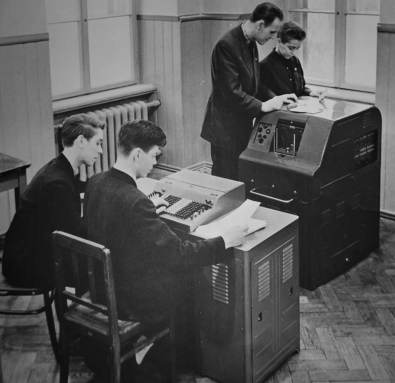 История развития ит. Эвм ibm 360. Леонардо торрес кеведо. Катодно-лучевая трубка брауна. История развития ar.