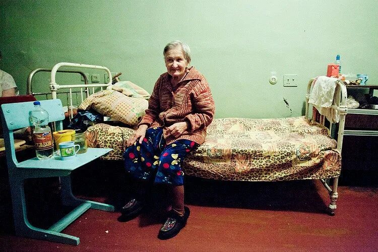 Родители в доме престарелых. Бабушка в доме престарелых. Маму в дом престарелых. Старушка в доме. Грустная бабушка.