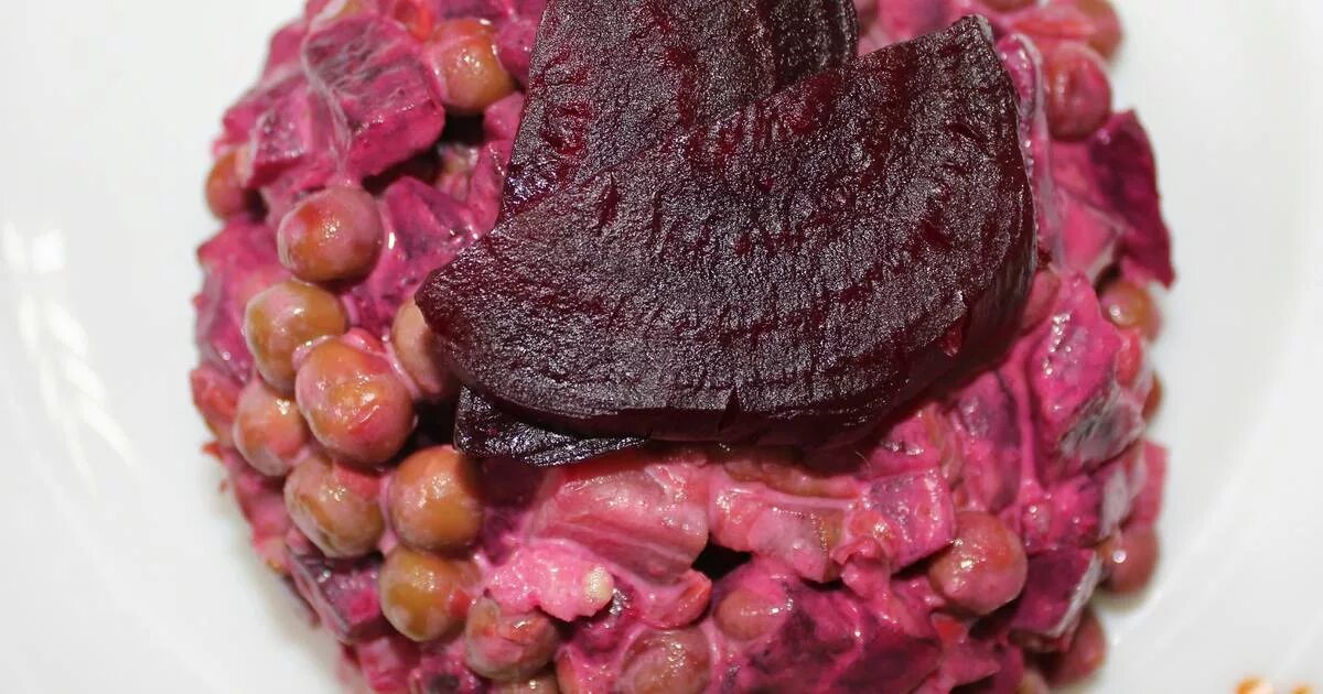 Колбаски со свеклой фото. Свекольный салат с капустой. Свекольная колбаса рецепт. Колбаски со свеклой. Вареная и сырая свекла.