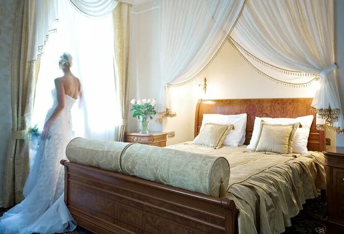 Невеста постель. Спальня для новобрачных. Спальня свадьба. Кровать для новобрачных. Фотосессия Свадебная в спальне.