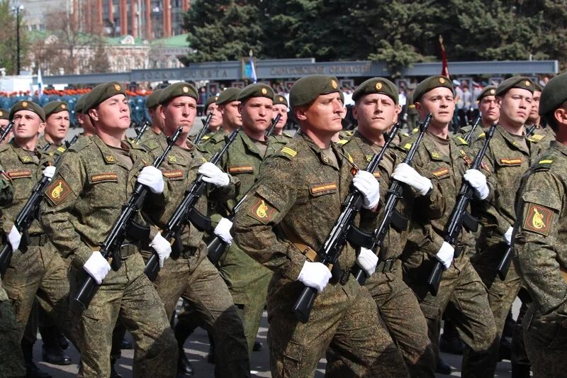 Марш в строю. Строй солдат. солдаты на параде. марш солдат. солдаты маршируют.