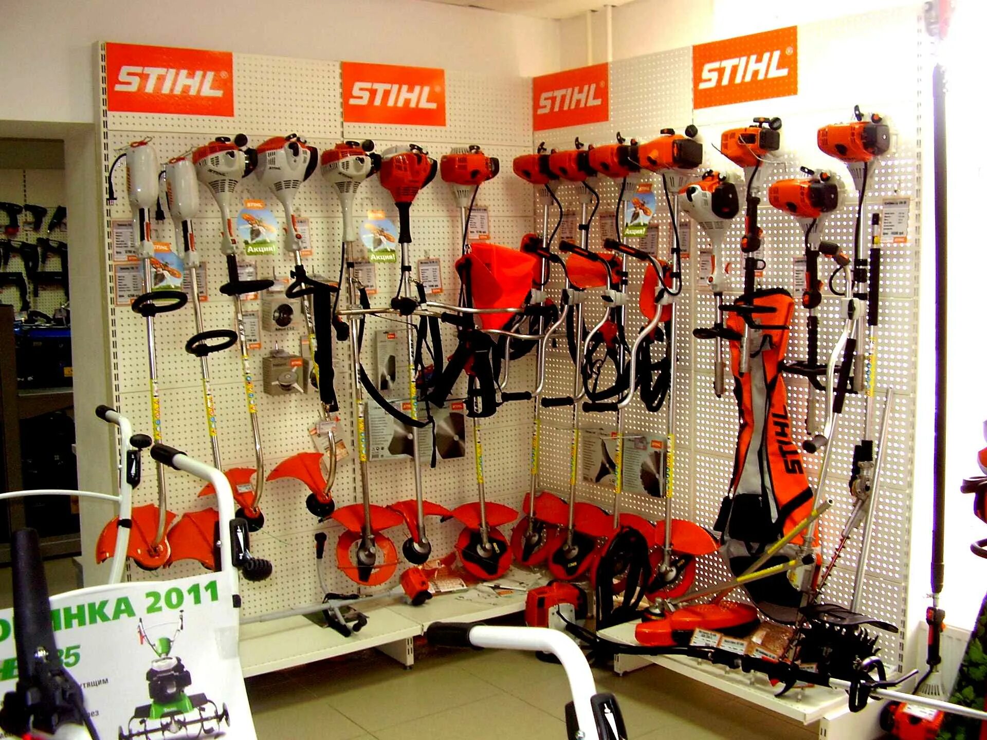 Магазин штиль запчасти. Монтажный стенд Stihl. Стенд штиль для триммеров. Монтажный стенд Stihl для пил. Витрина Stihl.