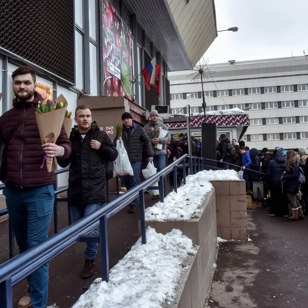 Новости сегодня на рынках последние ситуация. Рижский рынок Москва. Очередь на Рижском рынке за цветами. Очередь на Рижский рынок.