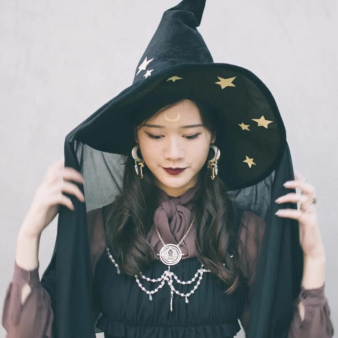 Корейский хорошая ведьма. Ведьма корейский. Кореянка ведьма. Devushka v shlyape vedmi. ВЕДЬМИНА шляпа.