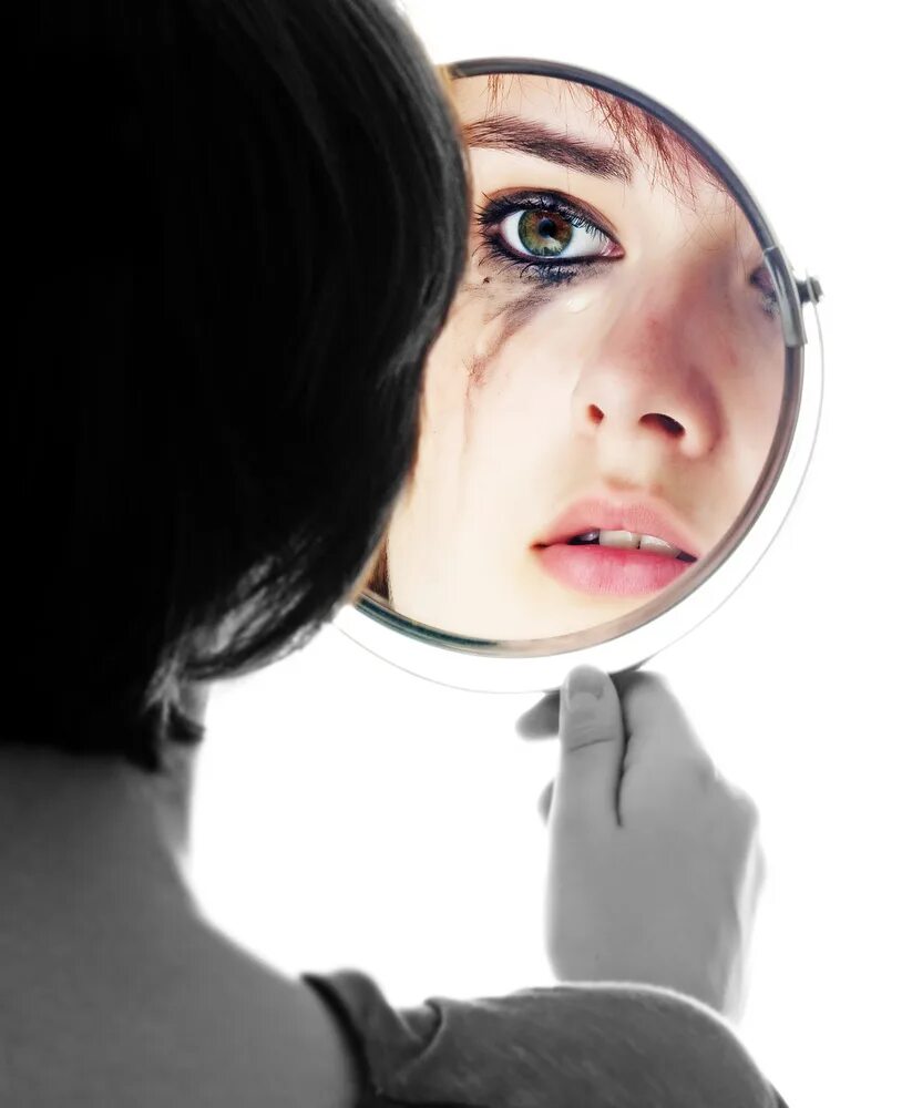 женщина в зеркале. женщина передхеркалом. любовь к себе. красота в зеркале. многократное отражение в зеркале.