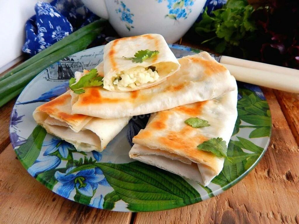 Лаваш с начинкой круглый рецепты фото. Лавашные конвертики. конвертики из лаваша. конверты из лаваша. конвертики из лаваша с сыром.
