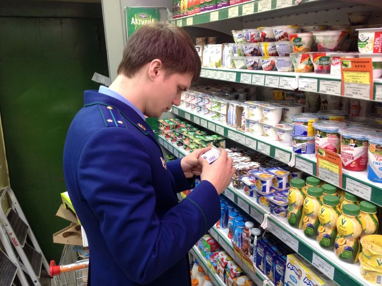 Проверки продовольственных магазинов. Молочная продукция камчатка. Проверяющий в магазине. Проверки продовольственных магазинов. Ревизия в магазине.